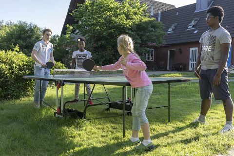 Tischtennis im Garten