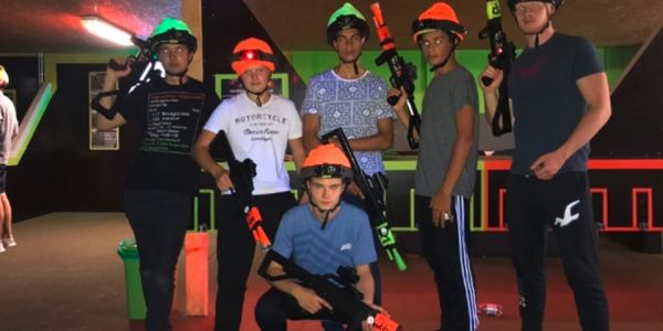 Die Internatsfamilie beim Lasertag