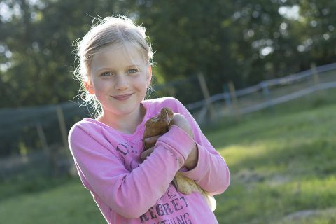 Emily mit Brathähnchen