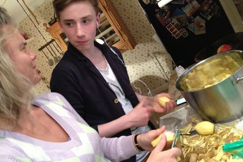 Benny liebt Kartoffelnschälen ;)